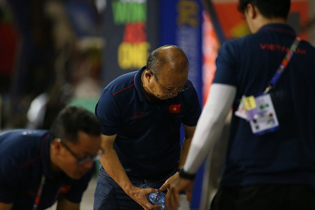 Ông tự mình dọn rác cùng ban huấn luyện và các học trò.