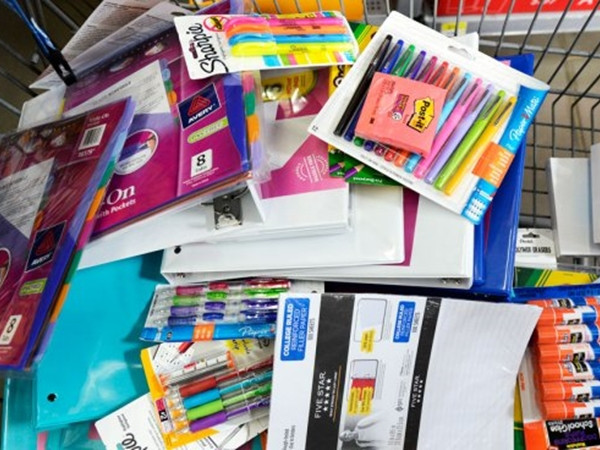 Đồ dùng học tập được nộp thay tiền phạt sẽ có ích cho nhiều trường lớp và học sinh.