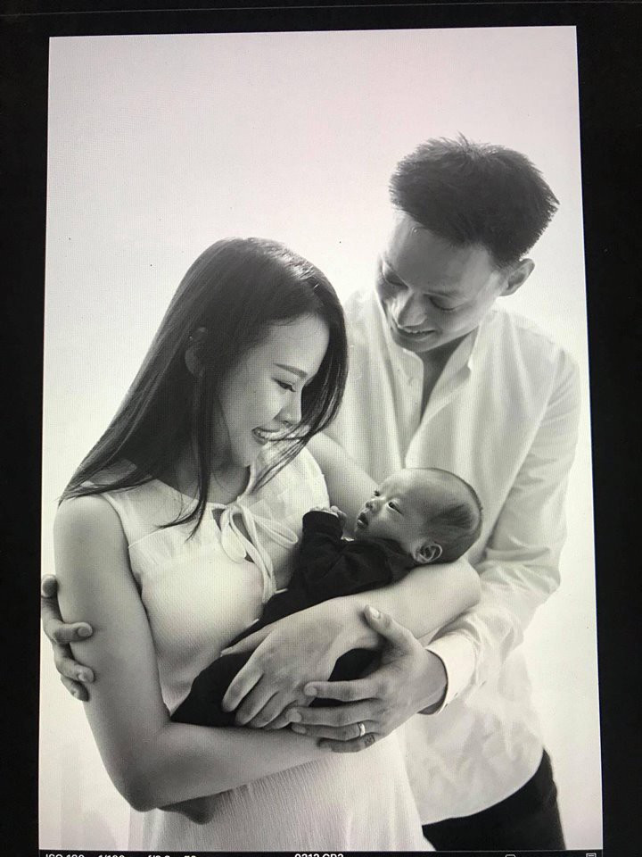 Cặp vợ chồng đình đám trong giới trẻ rất hạnh phúc khi gia đình có thêm một thành viên.