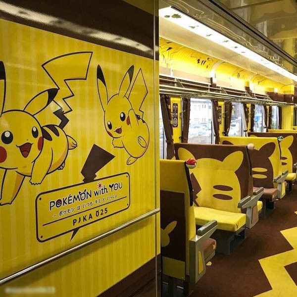 Nội thất của tàu được sơn màu vàng đặc trưng kèm theo những hình ảnh Pikachu được trang trí khắp khoang tàu. Nội thất của tàu được sơn màu vàng đặc trưng kèm theo những hình ảnh Pikachu được trang trí khắp khoang tàu.