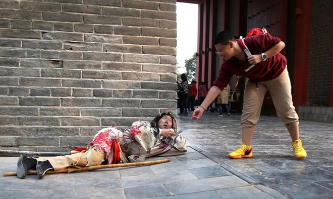 Anh phải “lê lết” khắp các ngóc ngách của khu vui chơi, “cống hiến” hết mình cho vai diễn. Anh phải “lê lết” khắp các ngóc ngách của khu vui chơi, “cống hiến” hết mình cho vai diễn.