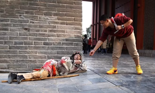 Anh phải “lê lết” khắp các ngóc ngách của khu vui chơi, “cống hiến” hết mình cho vai diễn.
