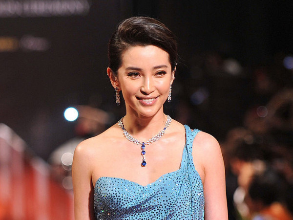 Lý Băng Băng có khuôn mặt rất sáng, rất thông minh - làm cô giáo cũng phải thôi!