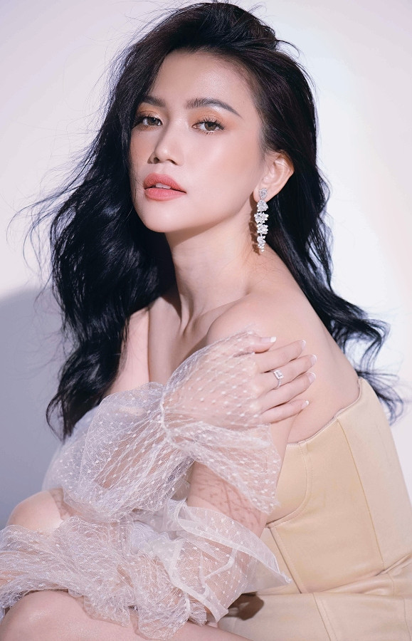 Khung ảnh tiếp theo, giọng ca Lạc mất anh diện bộ jumpsuit cúp ngực, bên ngoài là thiết kế ren xuyên thấu giúp ngoại hình cô gợi cảm một cách khéo léo.