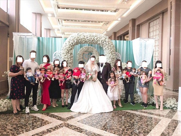 Kumathong được chủ nhân bế ẵm trên tay để chụp ảnh lưu niệm với cô dâu chú rể.