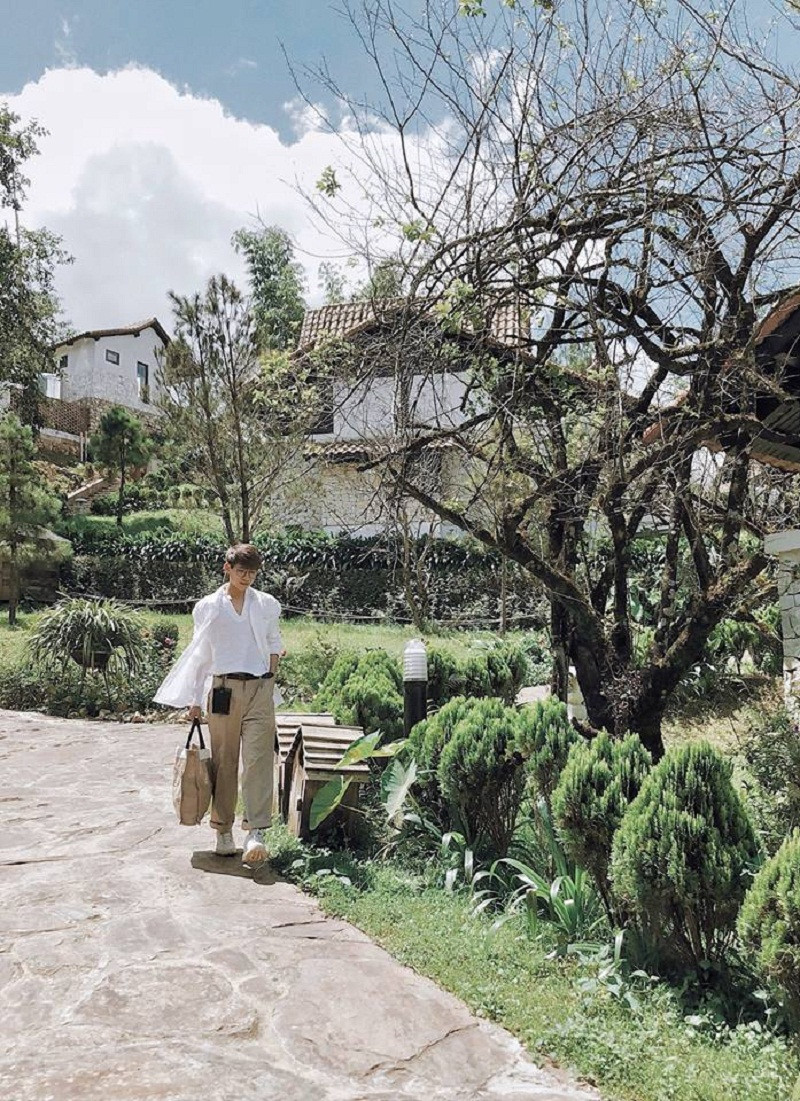 Anh chàng rất ấn tượng về cảnh đẹp nơi đây, thật sự đã làm Doãn Bắc choáng ngợp và phải trầm trồ không ít lần bởi núi và mây trùng điệp.