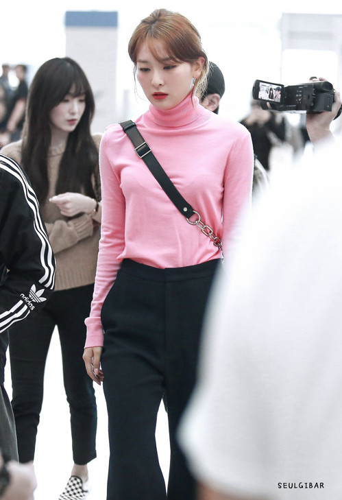 Seul Gi chứng minh rằng dù mặc một chiếc áo cơ bản nhưng trông cô nàng vẫn rất high fashion. Item màu hồng tôn lên làn da trắng của cây nhảy chính nhóm Red Velvet.