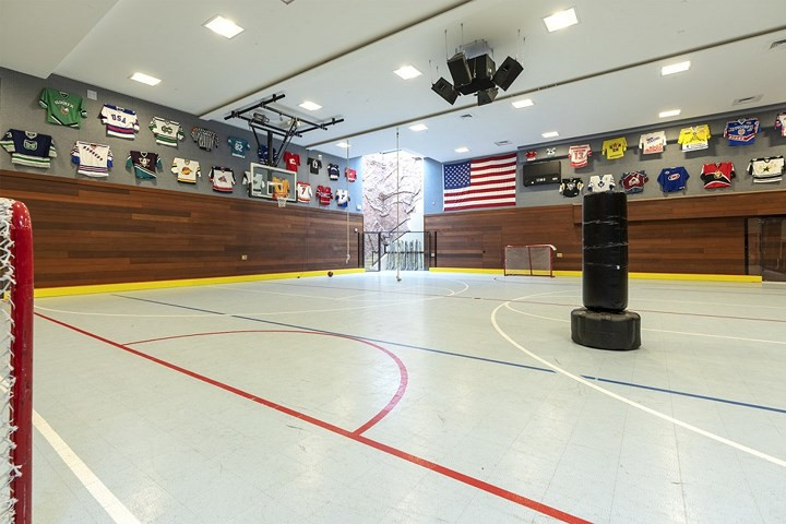 Tính năng đặc biệt nhất của ngôi nhà là khu vực thể thao đa năng ngoài trời rộng hàng nghìn mét vuông, có thể được sử dụng như sân tennis hoặc sân trượt băng. Ngoài ra, ngôi nhà còn có một sân thể thao trong nhà.