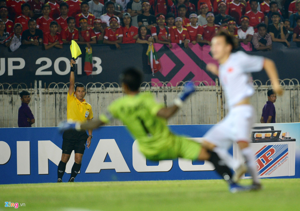 Trọng tài biên căng cờ báo hiệu Văn Toàn ghi bàn ở thế việt vị. Ảnh: Thuận Thắng.