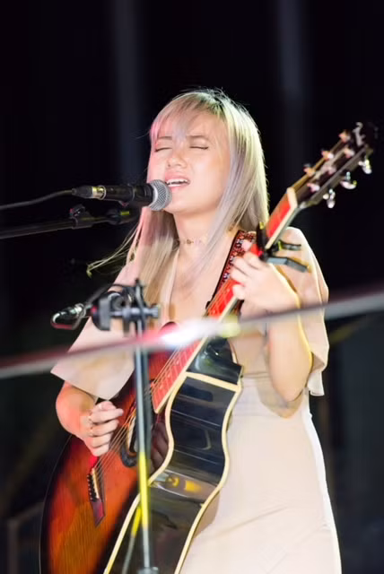 Xuân Nghi trình diễn ca khúc Summer Night mới ra mắt trong thời gian vừa qua.