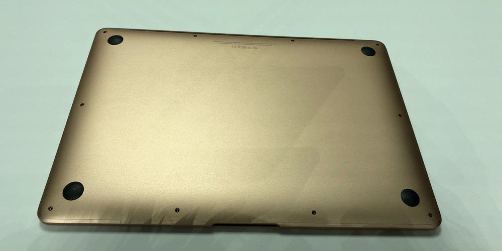 Phần dưới Macbook Air 2018 gần như không thay đổi.