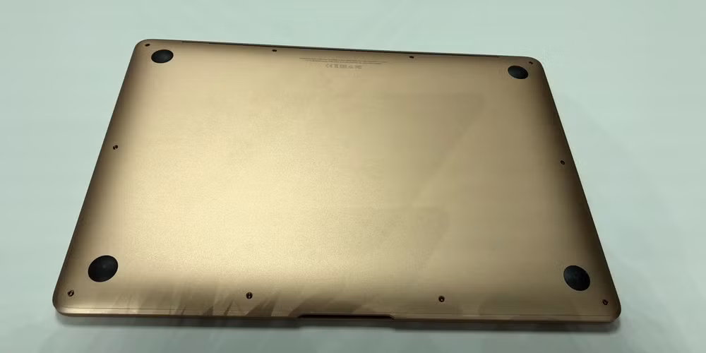 Phần dưới Macbook Air 2018 gần như không thay đổi.