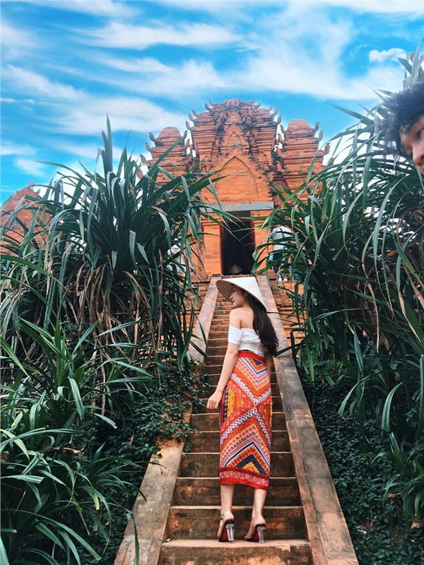 Cô bạn này như đang lạc giữa cung điện ở Thái Lan vậy. (Ảnh: Oăn Oăn)