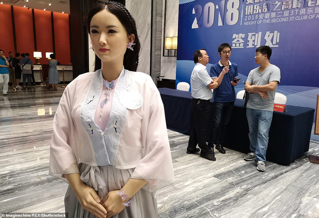 Madame Wei sở hữu những nét đẹp tinh tế, quyến rũ của người phụ nữ Á Đông.