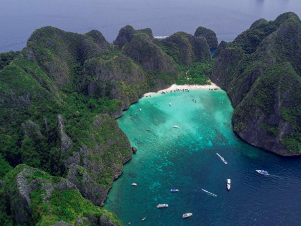 Vịnh Maya trên đảo Koh Phi Phi tuyệt đẹp, thu hút hàng triệu lượt khách du lịch mỗi năm trước khi đóng cửa. Ảnh: Phuket Dive Tours. Vịnh Maya trên đảo Koh Phi Phi tuyệt đẹp, thu hút hàng triệu lượt khách du lịch mỗi năm trước khi đóng cửa. Ảnh: Phuket Dive Tours.