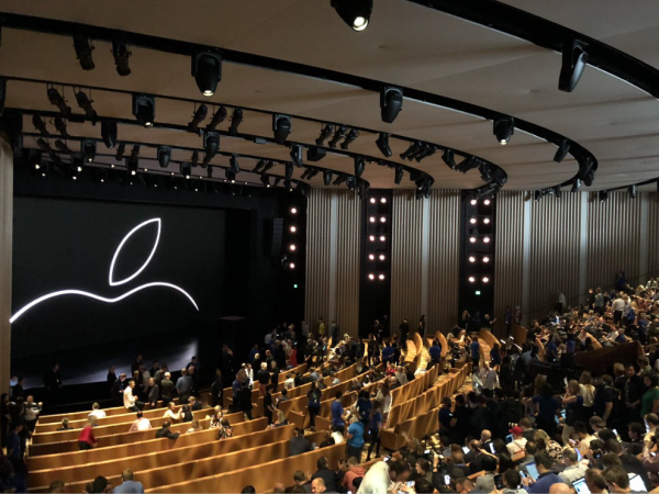 Nhà hát Steve Jobs trước giờ diễn ra sự kiện.