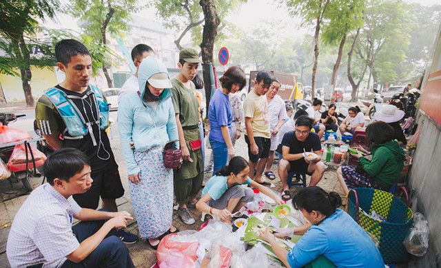 Vì quán đông nên cảnh chờ đợi thường xảy ra.