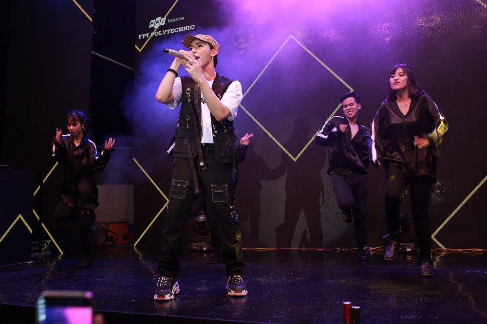 Thành viên còn lại của Gia đình Hoa Dâm Bụt - Erik dành tặng khán giả ca khúc sâu lắng 