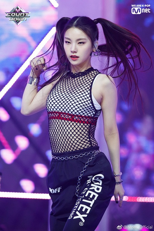 Yeji thì gây ấn tượng với đôi mắt một mí tạo ra vẻ đẹp rất cá tính và đặc biệt.