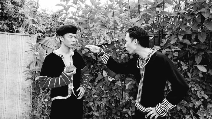 Dựa theo hình ảnh chiếc mâm mà 1977 Vlog gợi ý, dân tình đã thi nhau đoán đây là tác phẩm "Một bữa no", người lại đoán là "Vợ nhặt’" (Ảnh: 1977 Vlog)