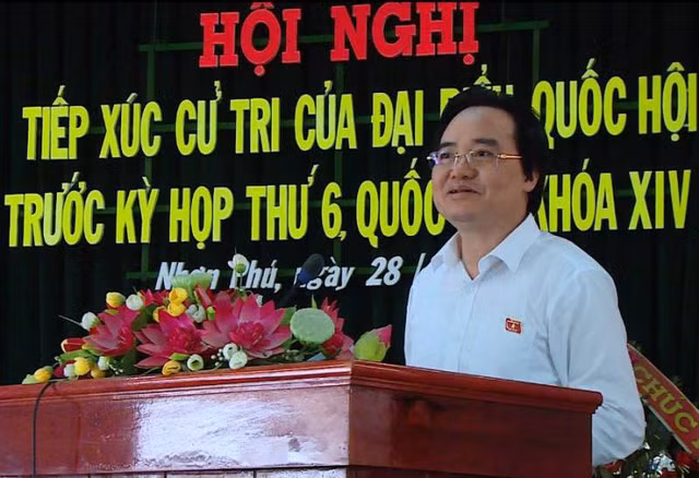 Bộ trưởng Bộ Giáo dục và Đào tạo Phùng Xuân Nhạ tiếp xúc cử tri tại Bình Định.