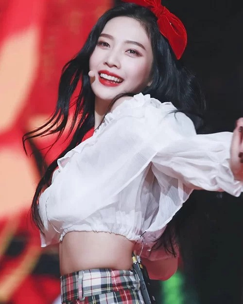 Nhờ thay đổi kiểu tóc lẫn trang điểm, làn da trắng sáng của Joy được tôn lên, giúp cô nàng xinh xắn chẳng khác gì Bạch Tuyết. Đây được xem là công thức phù hợp với dung mạo của nữ idol nhất từ trước đến nay.