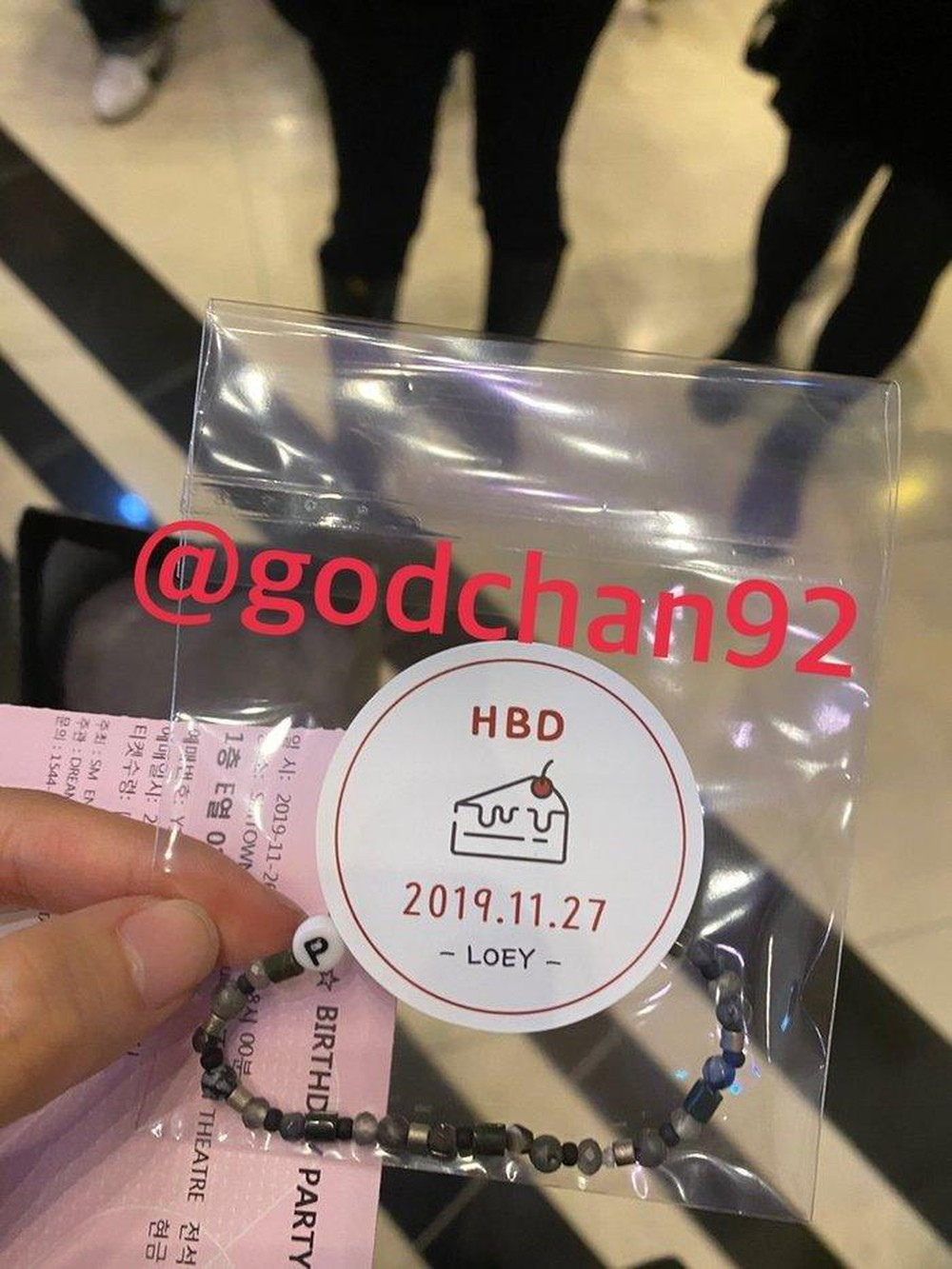 Các fan sung sướng khoe món quà do chính Chanyeol tự xâu