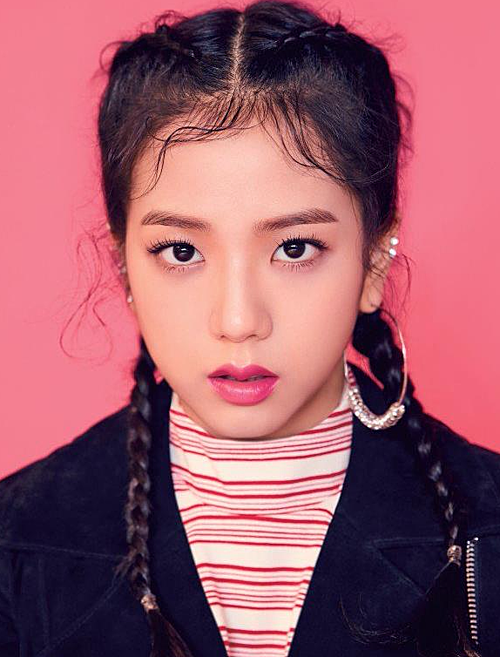 Ji Soo cũng trông tinh nghịch, cá tính hơn hẳn khi để mái lưa thưa xoăn nhẹ.