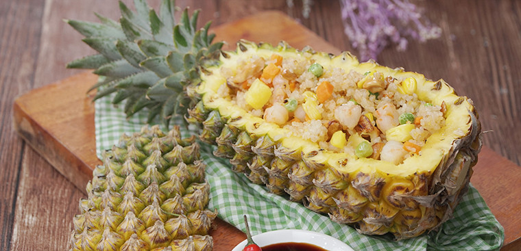 Cơm chiên trái dứa kiểu Thái