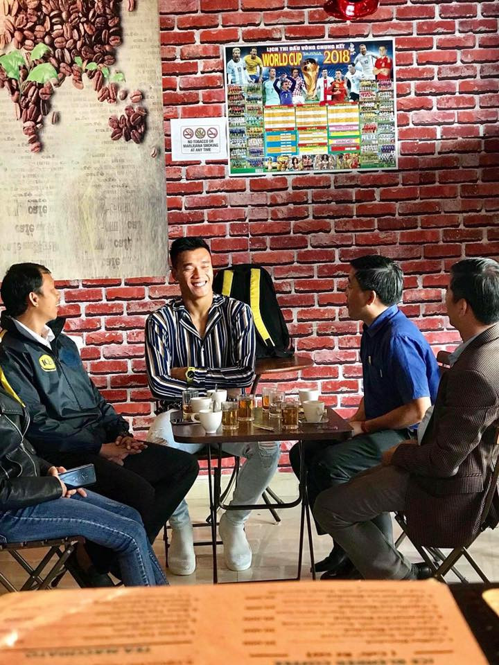Thủ môn Bùi Tiến Dũng chỉ ngồi cà phê nói chuyện vui vẻ với lãnh đạo CLB HAGL.