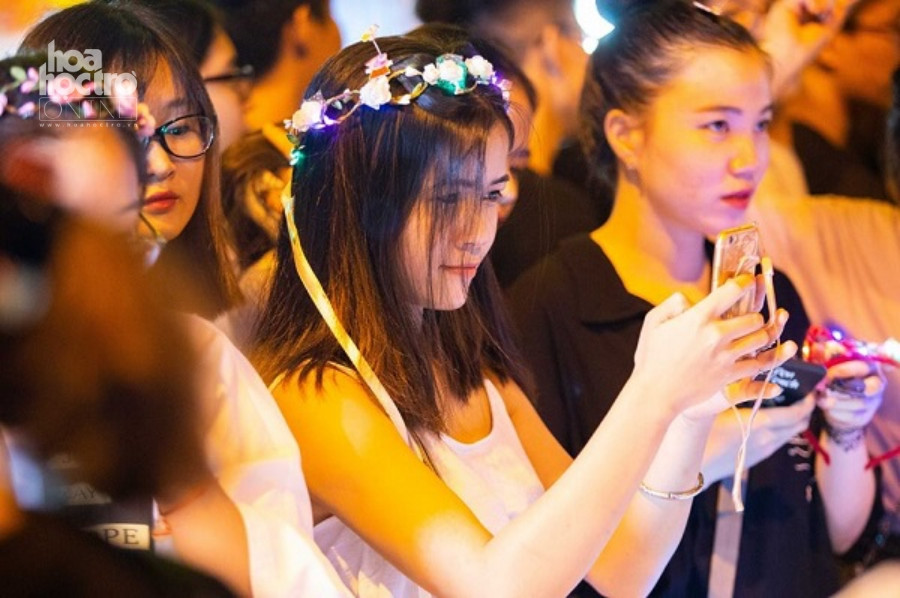 Nhiều bạn nữ xinh đẹp cũng tranh thủ check-in.