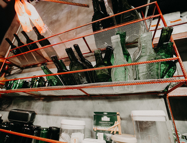 Những chiếc vỏ chai được xẻ đôi dùng để đựng hạt hướng dương cho khách.