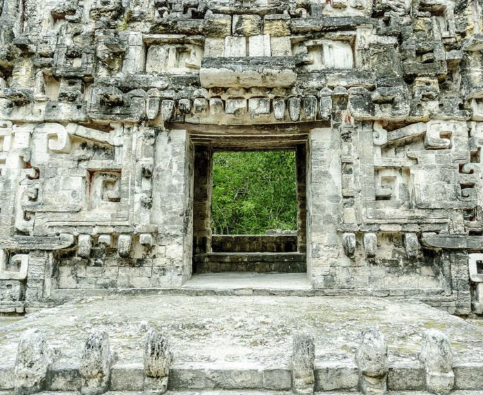 Trước khi được gọi là Calakmul, noi này xưa được gọi với cái tên Ox Te' Tuun (có nghĩa là "Ba tảng đá").