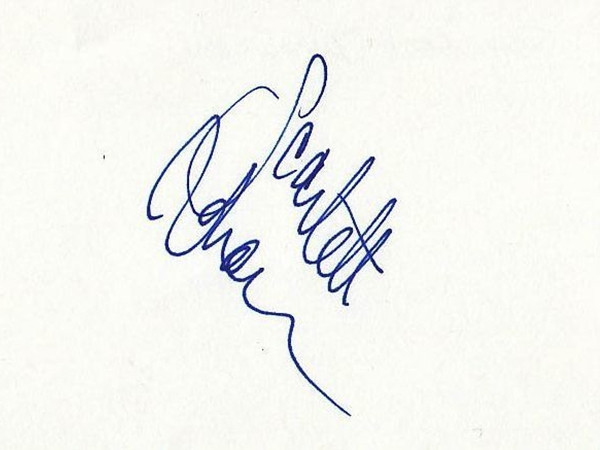 Scarlett Johansson hay ký dốc xuống.