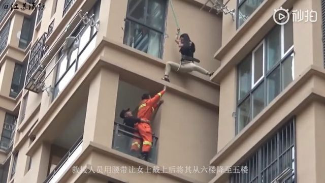 Cô gái men theo gờ tường của hai tòa nhà Cô gái men theo gờ tường của hai tòa nhà