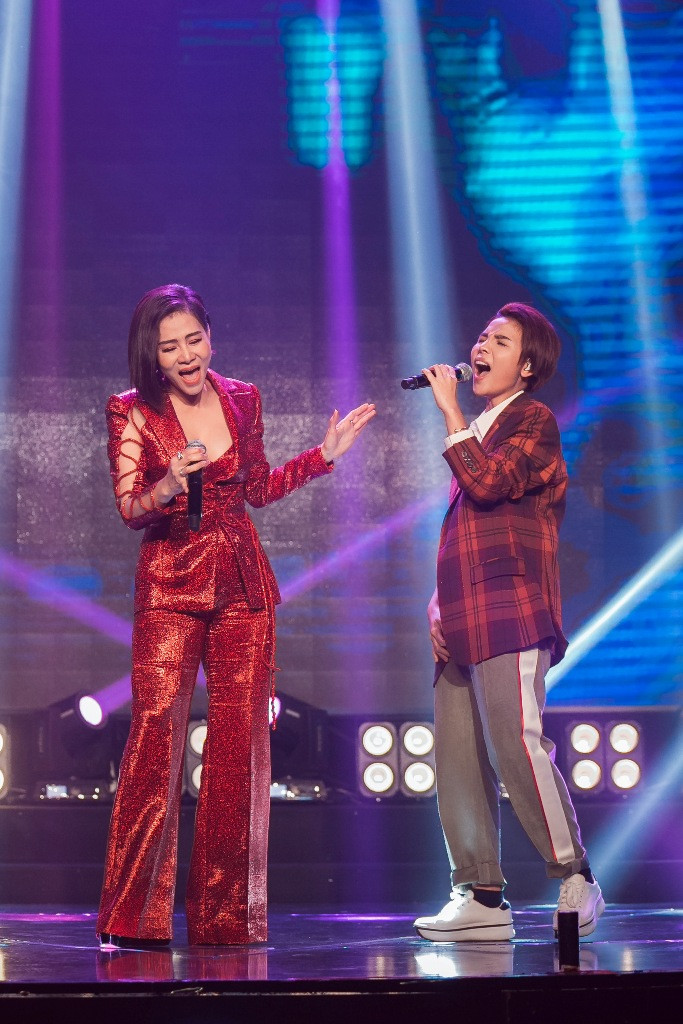 Và nếu như tiết mục solo Đường cong của Thu Minh nóng như thế nào thì phần kết hợp giữa Thu Minh và Vũ Cát Tường phải được nhân lên nhiều lần. Dù chỉ tập một khoảng thời gian ngắn trước show diễn vài tiếng đồng hồ nhưng cả hai đã thể hiện được sự ăn ý khi hòa quyện cùng nhau rất mượt mà và tình cảm.