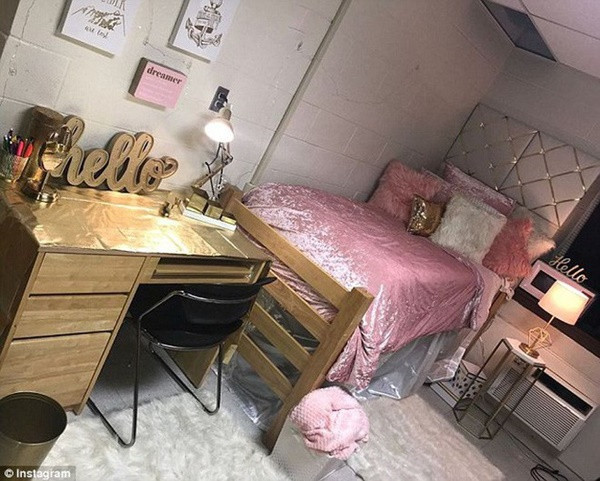 Thêm một vài đồ vật trang trí, góc sinh hoạt của AMya Cianna đã khác hẳn.