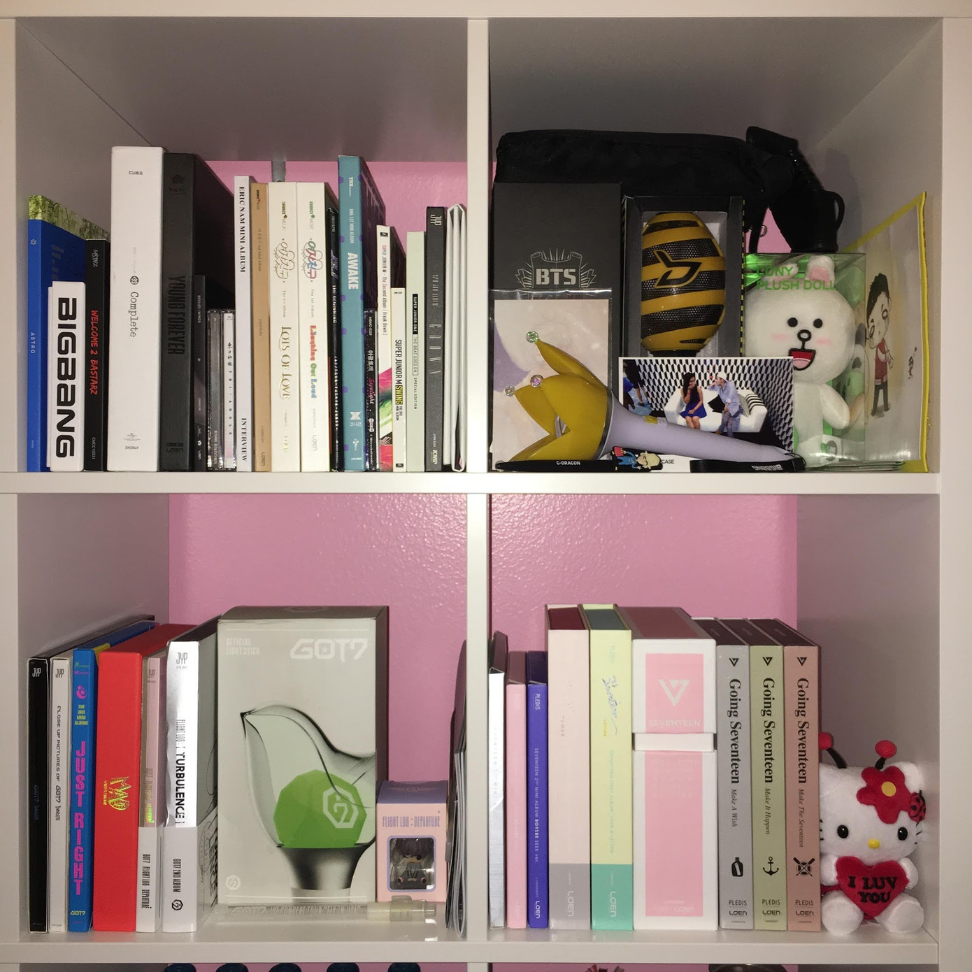 Lightstick mà đem cất vào hộp thì phí lắm. Phải biến thành đồ trang trí bàn học, giá sách như thế này mới đẹp, lại khoe khéo được rằng bạn là fan K-Pop chính hiệu nữa chứ.
