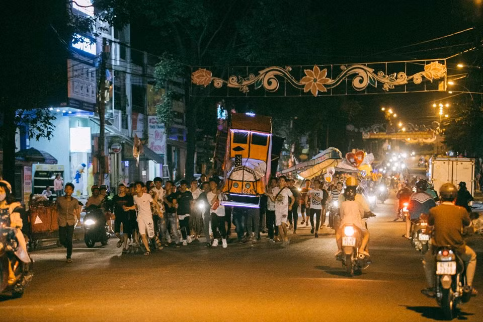 Các bạn trẻ hòa mình trong những đoàn rước đèn, chung vui không khí lễ hội đặc trưng mỗi mùa Trung Thu đến!