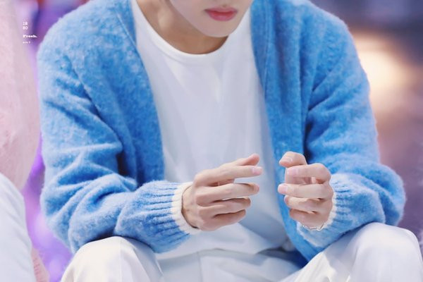 Bức ảnh này từng khiến các diễn đàn giải trí ở K-Pop xôn xao vì đôi tay đẹp không một nếp nhăn, như thể đã qua app chỉnh ảnh.