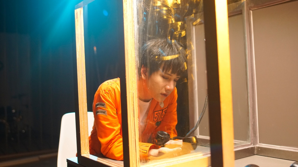 Hình tượng nổi loạn của Lou Hoàng trong Yêu Em Dại Khờ. Có vẻ như sau một năm làm 