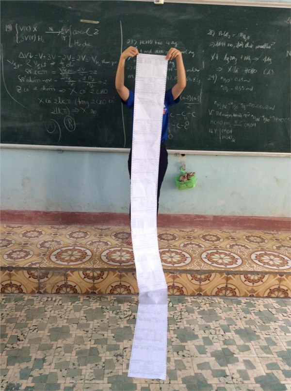 Tờ đề cương dài 2 - 3 mét gây sốc. (Ảnh: Phan Tấn Trường)