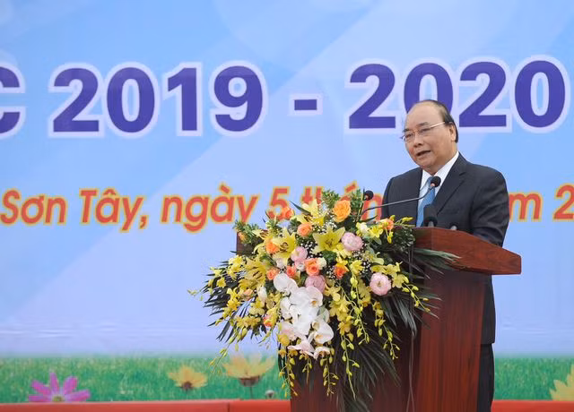 Thay mặt lãnh đạo Đảng, Nhà nước, Thủ tướng Nguyễn Xuân Phúc chúc các thầy giáo, cô giáo, học sinh trường THPT Sơn Tây một năm học mới thành công.