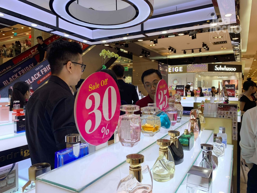 Nhiều mặt hàng sale từ 25-30% thu hút khách hàng.