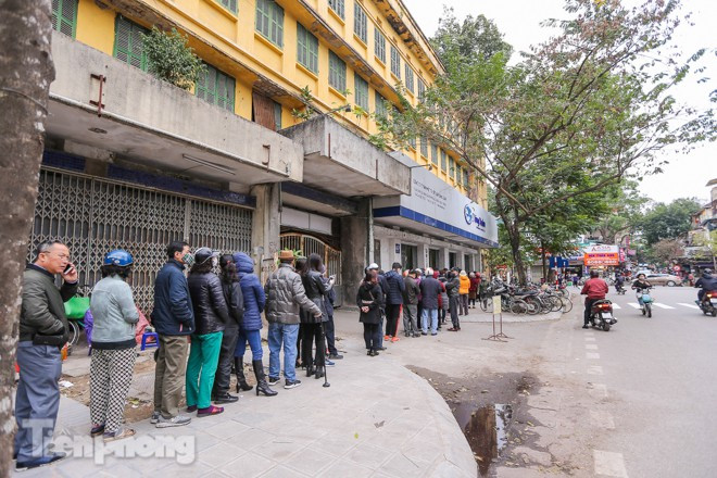 Nhiều người có mặt từ sáng sớm, khi cửa hàng còn chưa mở cửa.