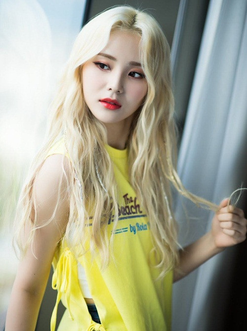 Jin Soul của LOONA tết sợi kim tuyến vào tóc thành những bím nhỏ xíu để thể hiện nét cá tính và sành điệu.