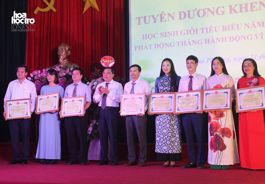 Các thầy cô có thành tích trong quá trình bồi dưỡng học sinh giỏi và năng khiếu. Các thầy cô có thành tích trong quá trình bồi dưỡng học sinh giỏi và năng khiếu.