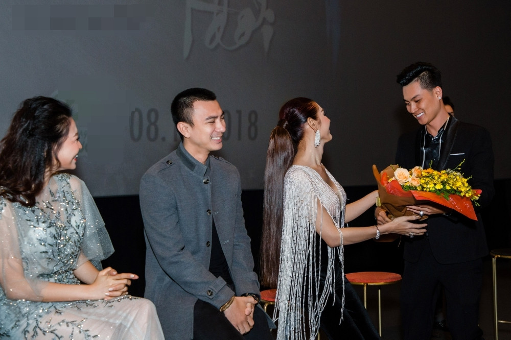 Lâm Khánh Chi hạnh phúc được ông xã tặng hoa trong ngày ra mắt MV.