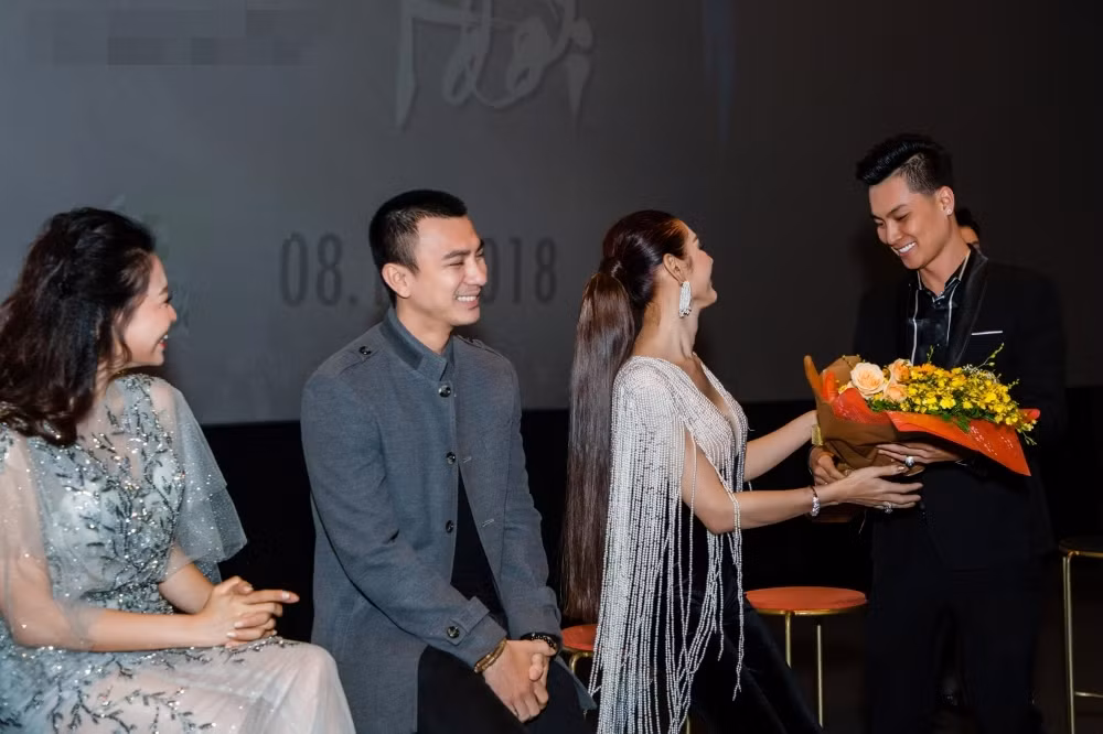Lâm Khánh Chi hạnh phúc được ông xã tặng hoa trong ngày ra mắt MV.