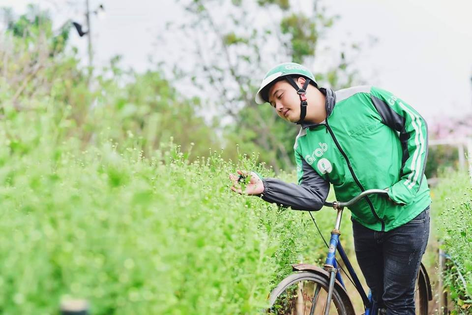 Tạo dáng cùng chiếc xe đạp xem sao. Tạo dáng cùng chiếc xe đạp xem sao.